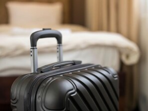 Klassieke tweepersoonskamer, voor 1 persoon, uitzicht op de stad | Luxe beddengoed, een minibar, een bureau, een laptopwerkplek