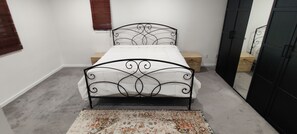 4 bedrooms, iron/ironing board, WiFi, bed sheets