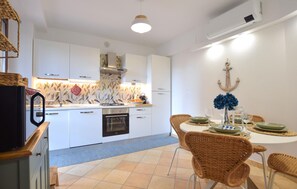 Réfrigérateur, plaque de cuisson, lave-vaisselle, cafetière/bouilloire