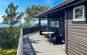 Outdoor dining - 4 bedroom cozy home in Idse (Idse)