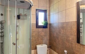 Shower - Stunning home in Podamirowo with WiFi (Podamirowo)