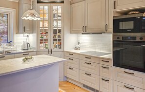 Fridge, dishwasher, coffee/tea maker