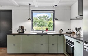 Réfrigérateur, plaque de cuisson, lave-vaisselle, cafetière/bouilloire