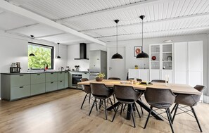 Réfrig érateur, plaque de cuisson, lave-vaisselle, cafetière/bouilloire