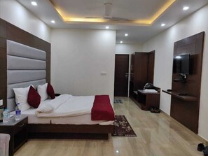 Desk, laptop workspace, free WiFi