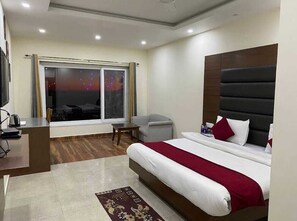 Desk, laptop workspace, free WiFi