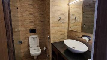 غرفة كلاسيكية - منظر للمدينة | حمام | تجهيزات دش، مستلزمات مجانية للعناية الشخصية، مجففات شعر، مناشف