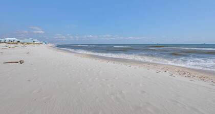 2 Mi to Beach: Condo w/ Balcony in Gulf Shores!