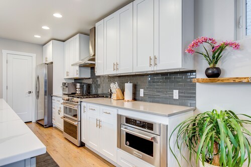 1 Mi to Dtwn Denver: Sleek Duplex w/ Rooftop Deck!