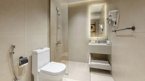A modern bathroom with a toilet, shower, and sink. - Aryash hotel  (Abha)