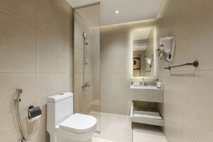 Artículos de tocador gratuitos, secador de pelo, pantuflas, toallas