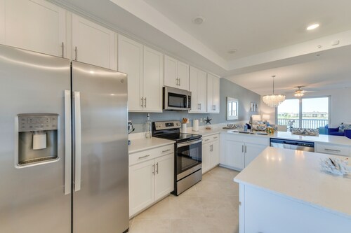 Balcony + Golf Course View: Venice Condo w/ Perks!