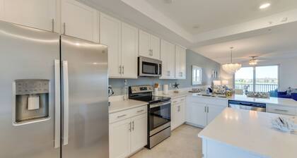 Balcony + Golf Course View: Venice Condo w/ Perks!