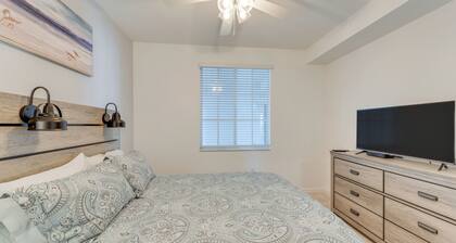 Balcony + Golf Course View: Venice Condo w/ Perks!