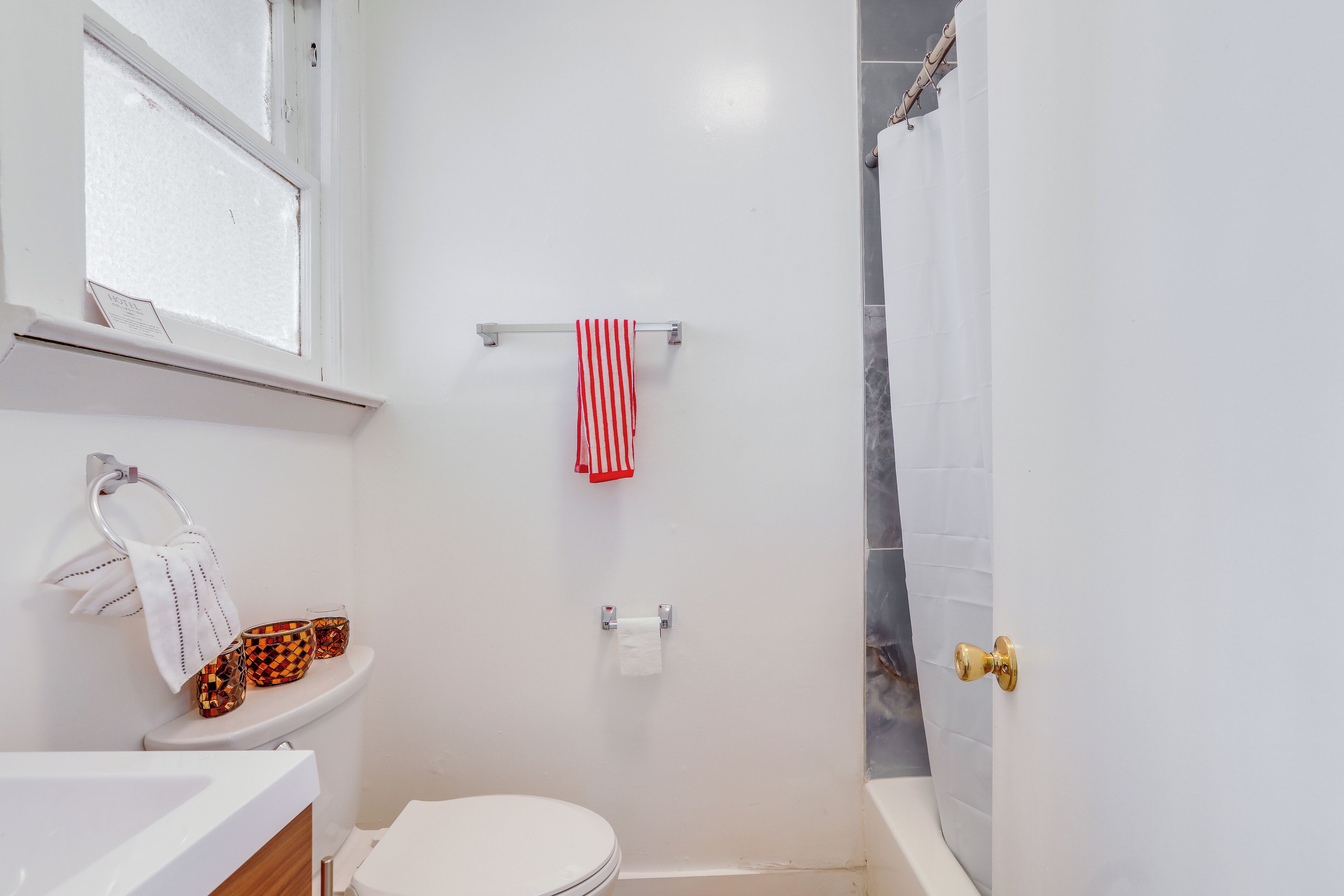 Un baño con inodoro, lavamanos y zona de ducha.