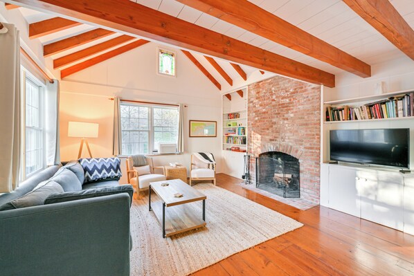 Cottage (4 Bedrooms) | Living area | TV, fireplace