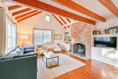 Walk to Amagansett Beach: Cottage w/ Deck!