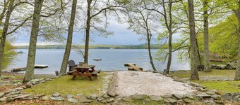 1/2 Mi to Boat Ramp: Lake Wallenpaupack Retreat!