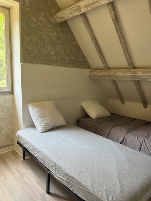 4 Schlafzimmer, Reisekinderbett