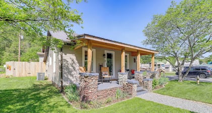 Walk to River & Trails: Cozy Damascus Cottage!