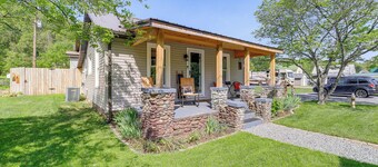 Walk to River & Trails: Cozy Damascus Cottage!