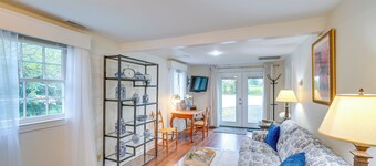 Hike, Sip & Explore: Charming Waterford Cottage!