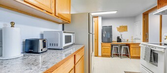 9 Mi to The Gorge: Updated Retreat w/ Yard!