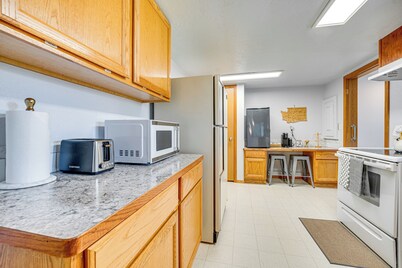 9 Mi to The Gorge: Updated Retreat w/ Yard!