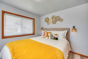 Interior - 9 Miles to Gorge: 18 Min to Quincy Home w/ Yard (George)