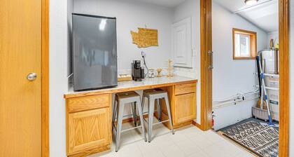 9 Mi to The Gorge: Updated Retreat w/ Yard!