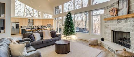 House (5 Bedrooms) | Living area | TV, fireplace, video-game console, table tennis