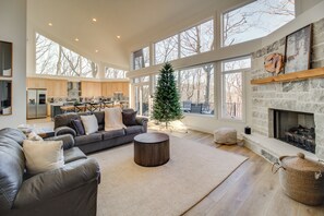 House (5 Bedrooms) | Living area | TV, fireplace, video-game console, table tennis