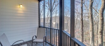 3 Mi to Winery: Jasper Mountain Chalet w/ Hot Tub!