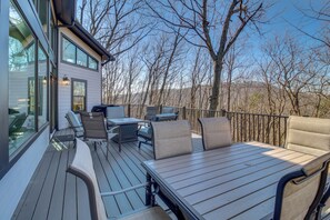 Interior - 3 Mi to Winery: Jasper Mountain Chalet w/ Hot Tub! (Jasper)