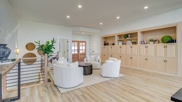 House (5 Bedrooms) | Interior