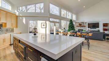 House (5 Bedrooms) | Interior