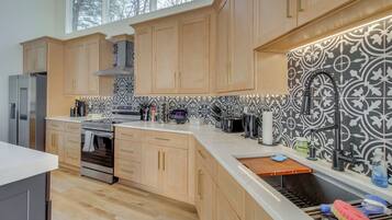 House (5 Bedrooms) | Interior