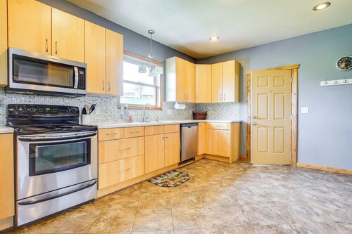 Algoma Retreat: Near Beach, Game Room, Yard