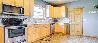 Algoma Retreat: Near Beach, Game Room, Yard