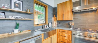 Luxe Mtn-view Escape 5 Mi to Dtwn Priest River!