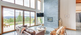 Luxe Mtn-view Escape 5 Mi to Dtwn Priest River!