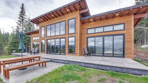 Eine moderne Holzdiele mit großen Fenstern und einer Terrasse.