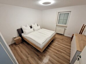 1 chambre, lit parapluie, Wi-Fi gratuit, draps fournis