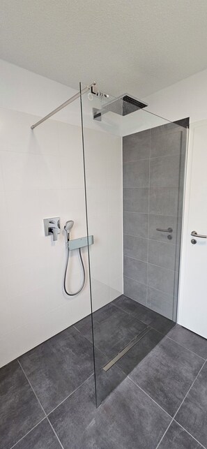 Shower, hair dryer, towels, soap - Mountain idyll -renovated and high quality with solid wood bed at comfort height (Altenberg)