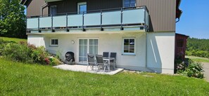 Outdoor dining - Mountain idyll -renovated and high quality with solid wood bed at comfort height (Altenberg)