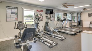 Ett gym med löpband, crosstrainers och en motionscykel där man sitter ned.