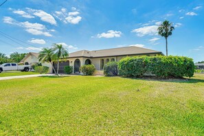 House (3 Bedrooms) | Interior - Walk to Park & Marina: Waterfront Cape Coral Home! (Cape Coral)