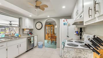 House (3 Bedrooms) | Interior