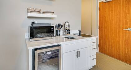 Convenient Studio Stay: Easy Access to Twin Cities
