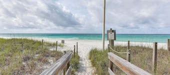 Walk to Beach: Family Retreat in Panama City!